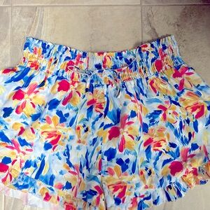 I’m selling these floral shorts.They are a size XL.I bought them from SHEIN.